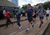 Sorpresa a Nairobi: Macron corre con Kipchoge, leggenda della maratona