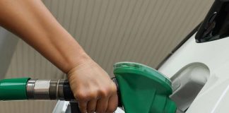 Carburanti, benzina in calo e gasolio sotto i due euro: i prezzi di oggi