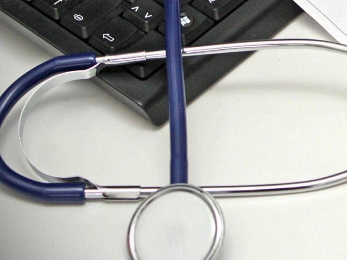 medico_con_la_nuova_ricetta_elettronica_del_servizio_sanitario_nazionale