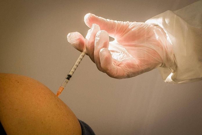 milano._vaccinazione_anti_covid_a_infermieri_e_operatori_sanitari_del_pat_-_seconda_dose_vaccino_pfizer_biotech_covid19