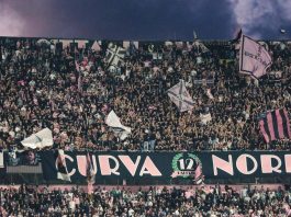 Petardi in campo, rissa e ospiti scortati fuori: caos in Palermo-Catanzaro