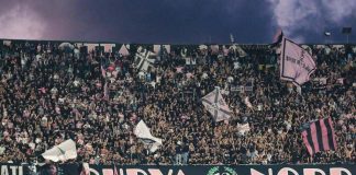 Petardi in campo, rissa e ospiti scortati fuori: caos in Palermo-Catanzaro