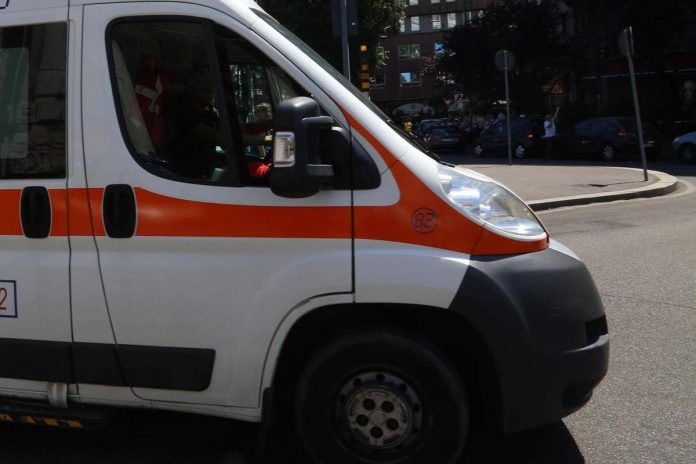 piazza_duca_d_aosta_agente_di_polizia_ferito_durante_un_controllo_ambulanza_sul_posto