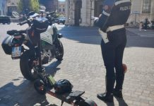 Monopattini “truccati” e sprovvisti di targa, conducenti senza casco: raffica di multe a Mantova