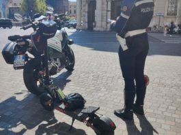 Monopattini “truccati” e sprovvisti di targa, conducenti senza casco: raffica di multe a Mantova