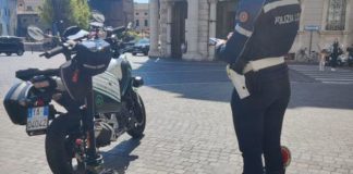 Monopattini “truccati” e sprovvisti di targa, conducenti senza casco: raffica di multe a Mantova