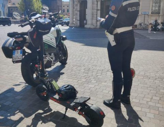 polizia-locale-mantova-controlli-monopattini