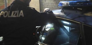 Aggredito e accoltellato in piazza a Prato: 23enne in fin di vita. Fermati due uomini