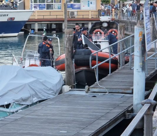 Desenzano, si tuffa nel Garda dal pedalò e non riemerge: morto 16enne