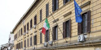 Roma, entra in casa della ex e accoltella un amico