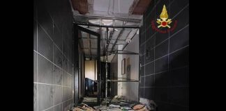 Roma, ordigno esplode davanti all’ingresso di un condominio: indagini in corso