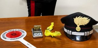 Scappano all’alt dei carabinieri e gettano la droga dallo scooter: denunciati 19enne e 17enne