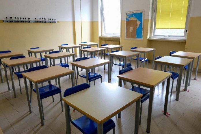 scuola_chiusa_banchi_vuoti_classe_fg