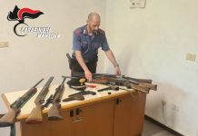 “Ti faremo tanto male”: 69enne denunciato dopo le minacce alla candidata consigliere. Sequestrate le armi