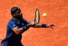 Roland Garros, Tiafoe vince e tifoso gli ruba la racchetta: “Posso riaverla?”