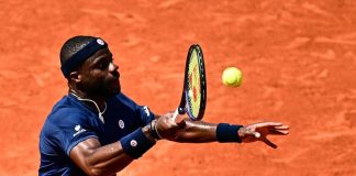 Roland Garros, Tiafoe vince e tifoso gli ruba la racchetta: “Posso riaverla?”