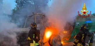 San Benedetto Po, paura per un mezzo agricolo in fiamme in strada Schiappa