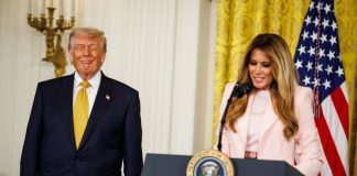 Melania Trump cita l”empatia’ del marito: scattano le risate alla Casa Bianca
