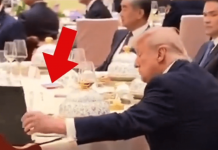 Trump apre il taccuino di Xi al banchetto di Stato, la ‘sbirciatina’ diventa virale
