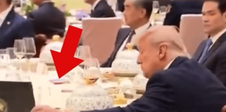 Trump apre il taccuino di Xi al banchetto di Stato, la ‘sbirciatina’ diventa virale