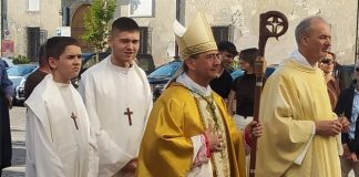 Castel Goffredo accoglie il vescovo: visite a Bucaneve e Radio Alfa poi le Cresime