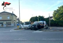 Viadana, scontro all’alba tra auto e camioncino per la raccolta rifiuti: ferito 26enne