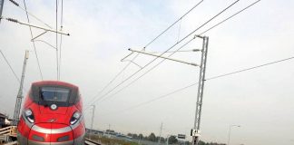 Milano-Bologna, ritardi fino a 2 ore per treni alta velocità: presenza di persone sui binari