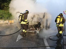 Moglia, principio d’incendio sul furgone: autista salvo grazie a un residente