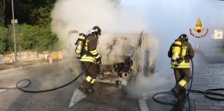 Moglia, principio d’incendio sul furgone: autista salvo grazie a un residente