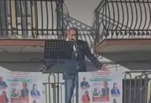 Amministrative, candidato sindaco del cosentino sale sul palco vestito da Pinocchio