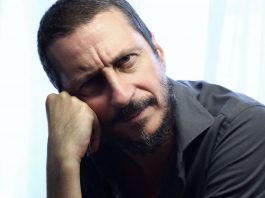 “Non hanno un dubbio”: Luca Bizzarri torna al Sociale sabato 28 novembre
