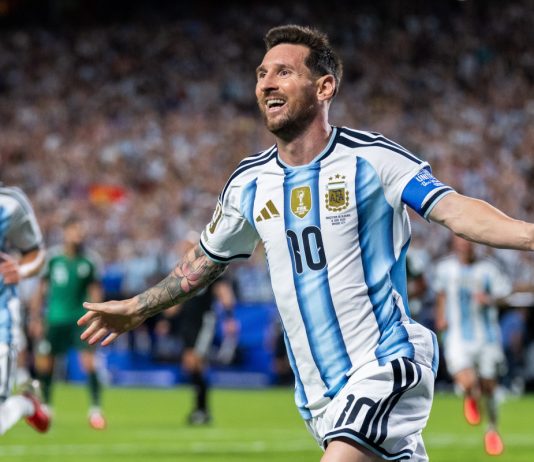 Messi show e l’Argentina vince al debutto, tripletta da record all’Algeria