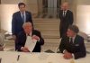 Trump firma l’accordo, Teheran conferma. Hormuz riaperto subito