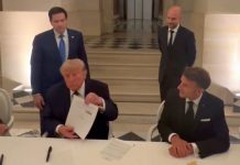 Trump firma l’accordo, Teheran conferma. Hormuz riaperto subito