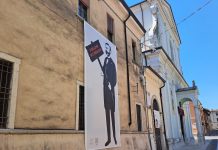 Castiglione, opera di Gianus con Henry Dunant esposta all’esterno del municipio