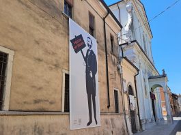 Castiglione, opera di Gianus con Henry Dunant esposta all’esterno del municipio