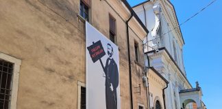 Castiglione, opera di Gianus con Henry Dunant esposta all’esterno del municipio