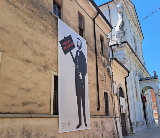 Castiglione, opera di Gianus con Henry Dunant esposta all’esterno del municipio