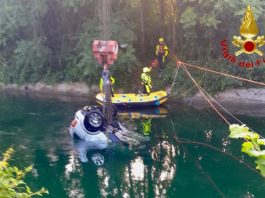 Auto finisce in un canale nel milanese, 3 morti