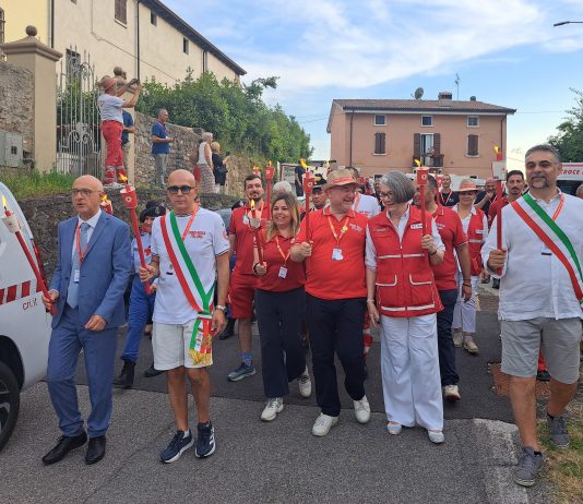 Solferino, in 6mila alla Fiaccolata: “Luce di speranza, tragitto di pace ed umanità”