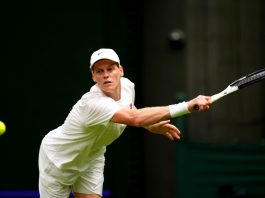 Sinner soffre al debutto a Wimbledon ma batte Kecmanovic in 5 set
