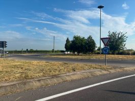Asola, rotatoria ripulita: ora Comune cerca sponsor per manutenzione e cura del verde