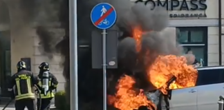 Auto in fiamme a Porta Mulina, i Vigili del Fuoco spengono il rogo