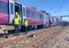 Scontro tra treni a Bedford: carrozza deragliata e soccorsi in massa