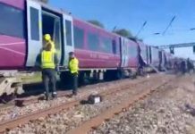Scontro tra treni a Bedford: carrozza deragliata e soccorsi in massa