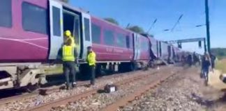 Scontro tra treni a Bedford: carrozza deragliata e soccorsi in massa