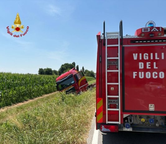 Montanara, camion finisce fuori strada. Grave autotrasportatore 49enne