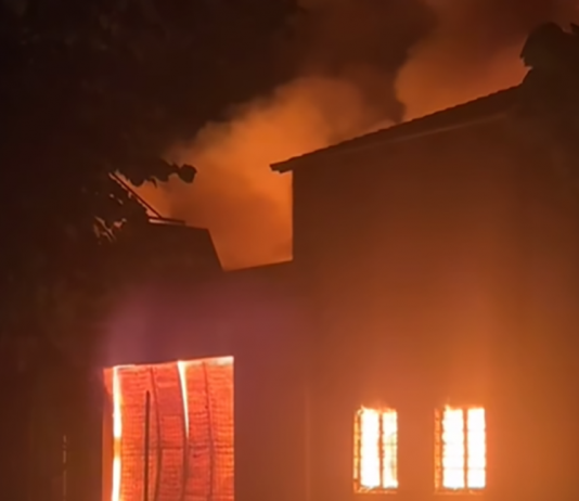 Incendio alla Cantina di Quistello, chiusa la strada d’accesso. Fiamme visibili da lontano
