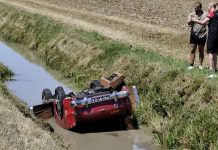 Sustinente, auto della Mille Miglia finisce nel fossato: due giovani in ospedale