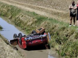 Sustinente, auto della Mille Miglia finisce nel fossato: due giovani in ospedale